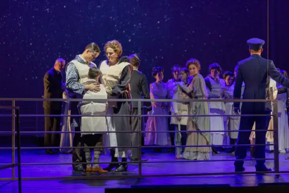 Dominik Räk (links), Kinderstatisterie, Natalie Patricia Friedrich. / Foto: Theater Osnabrück Dominik Räk (links), Kinderstatisterie, Natalie Patricia Friedrich. / Foto: Theater Osnabrück