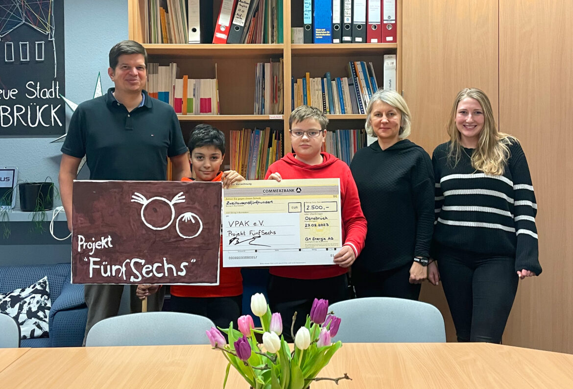 (von links) Frederick Beckmann von der Q1, zwei Schüler des Projekts "FünfSechs", Projekt Koordinatorin Kristina Löcken und Nadja Gausepol, Marketing Managerin Q1, bei der Spendenübergabe. / Foto: Q1