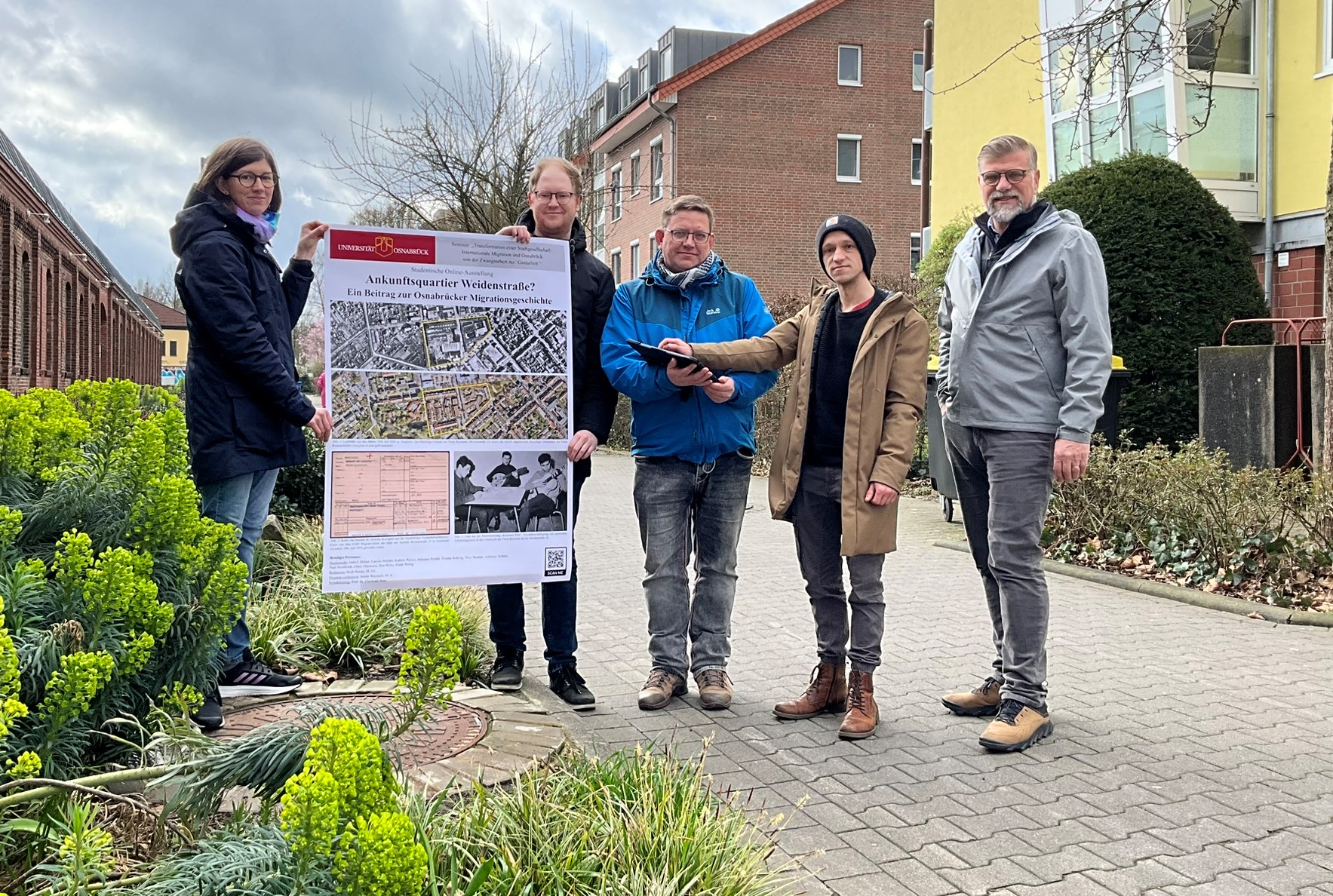 Janine Wasmuth (wissenschaftliche Mitarbeiterin), Ron Wilke (studentische Hilfskraft am HIstorischen Seminar), Frank Wobig (ebenfalls studentische Hilfskraft), Johannes Pufahl (Studierender des Faches Geschichte) sowie Prof. Christoph Raß (Neueste Geschichte an der Universität Osnabrück) freuen sich über die Veröffentlichung der Ausstellung. / Foto: Gero Leege