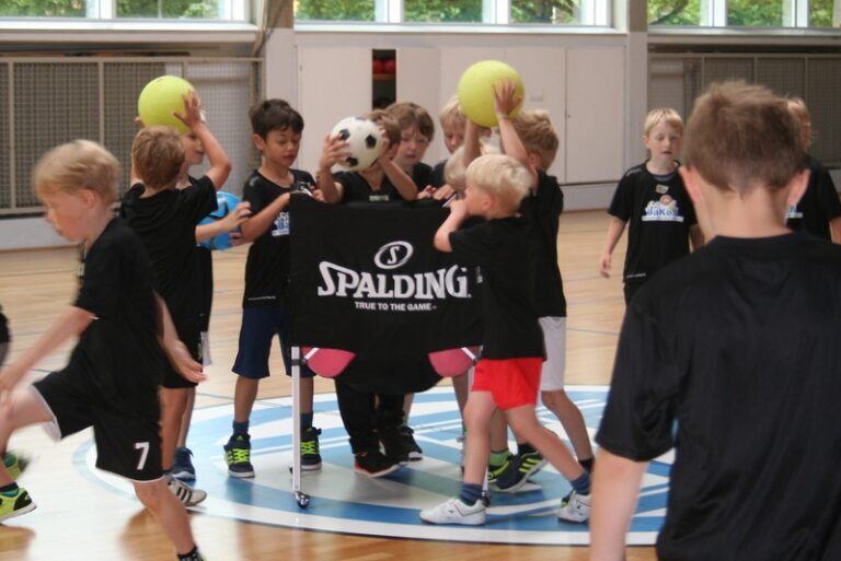 Bei den Feriencamps der BaKoS lernen Kinder spielerisch den Umgang mit dem Ball. / Foto: Osnabrücker Ballschule e.V.