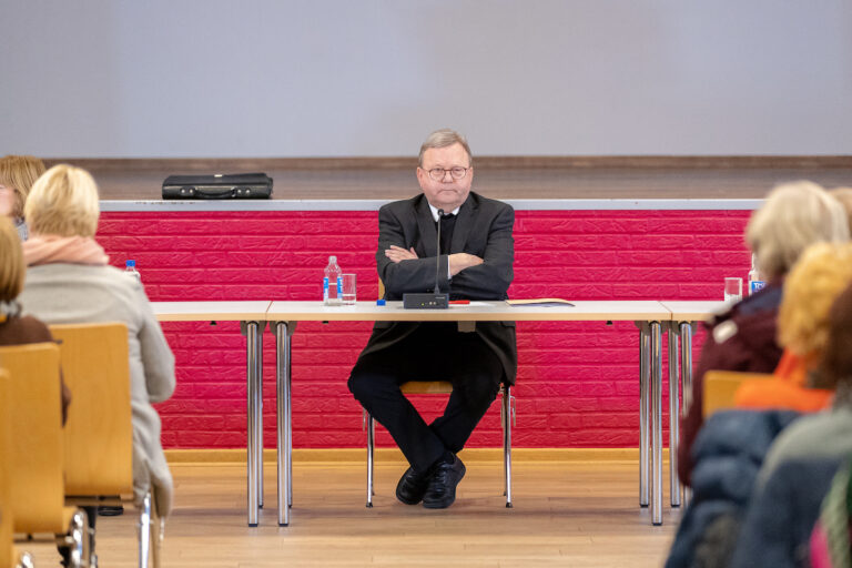 Der einsame Osnabrücker Bischof Bode. / Foto: Dieter Reinhard
