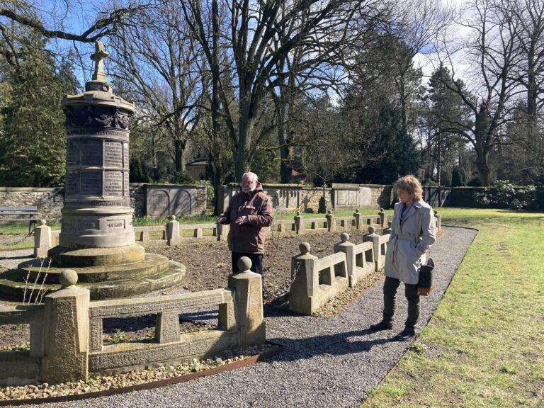 Herr und Frau Probst erläutern die durchgeführten Arbeiten am Kriegerdenkmal. / Foto: Eva Güse
