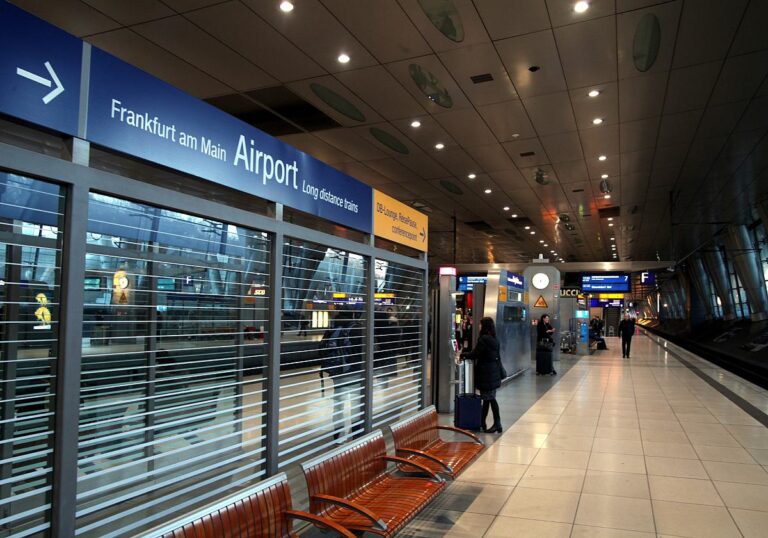 Flughafen Frankfurt stellt Betrieb am Montag weitgehend ein