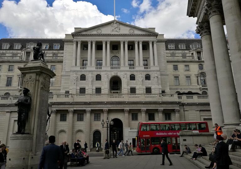 Bericht: Britische Notenbank würde Schweizer Bankenfusion billigen