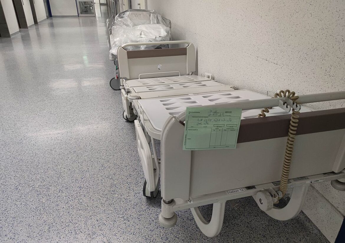Bett im Krankenhaus