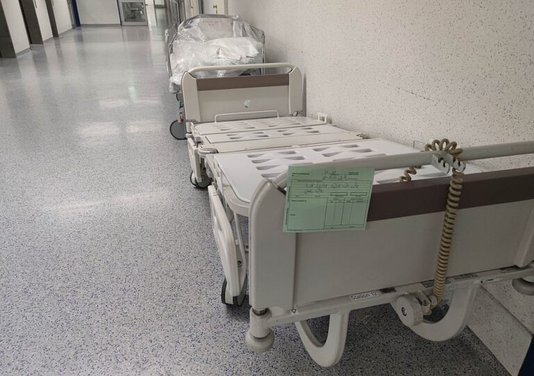 Bett im Krankenhaus