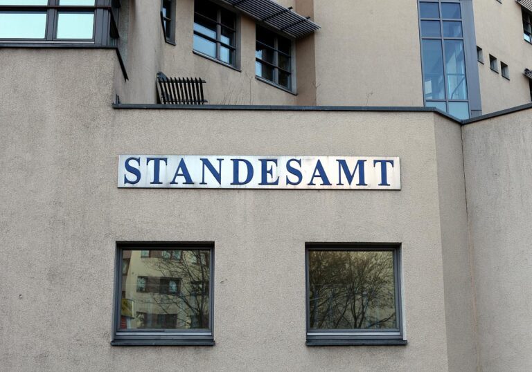 Geteiltes Echo nach Buschmanns Vorstoß zum Namensrecht
