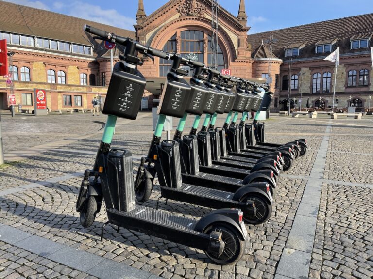 Elektroroller vor Osnabrücker Hauptbahnhof