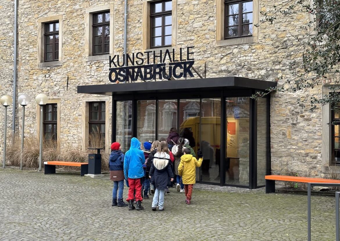 Schulkinder vor der Osnabrücker Kunsthalle