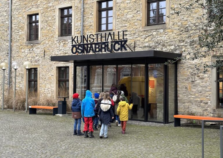 Schulkinder vor der Osnabrücker Kunsthalle in Osnabrück (Gesamtstadt)