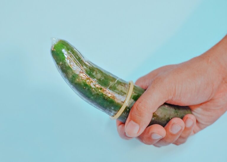 Kondom über Gurke