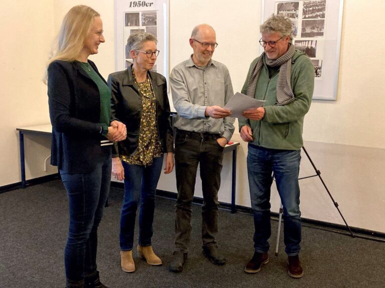 Landrätin Anna Kebschull (links), Doris Wülfing und Wolfgang Driehaus und Kreistagspolitiker Rainer Kavermann. / Foto: Allgemeiner Deutscher Fahrrad-Club Kreisverband Osnabrück e.V.