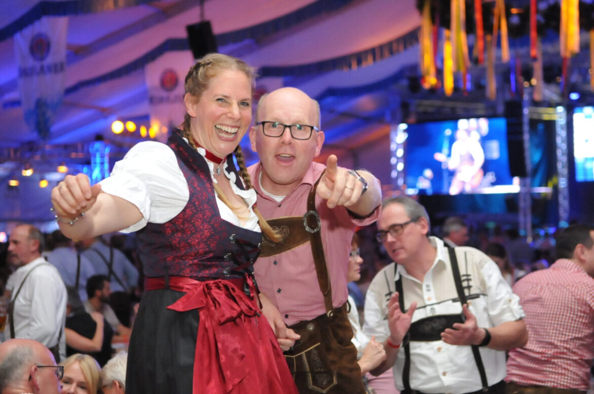 Ausgelassene Partystimmung auf dem Hollager Oktoberfest. / Foto: André Thöle (Kolpingsfamilie Hollage e.V.)
