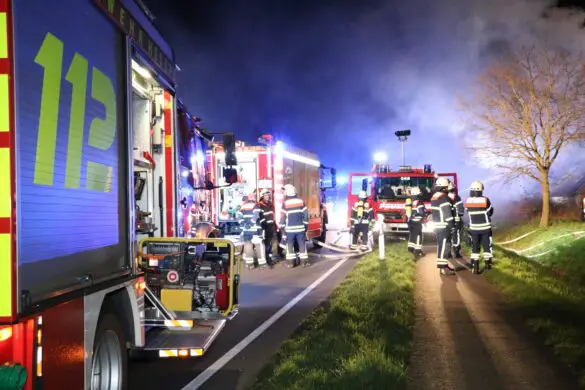 Stall mit Tieren in Flammen, Bundesstraße in Alfhausen gesperrt