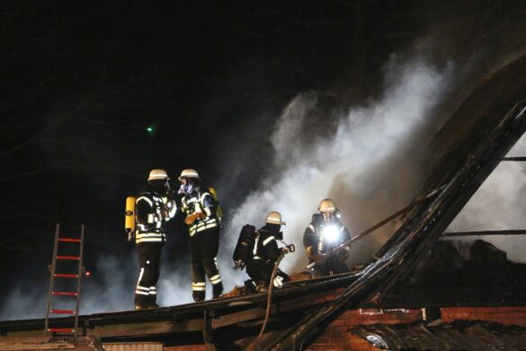 Stall mit Tieren in Flammen, Bundesstraße in Alfhausen gesperrt