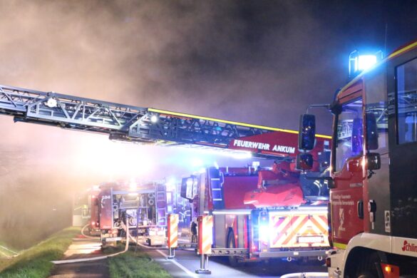 Stall mit Tieren in Flammen, Bundesstraße in Alfhausen gesperrt