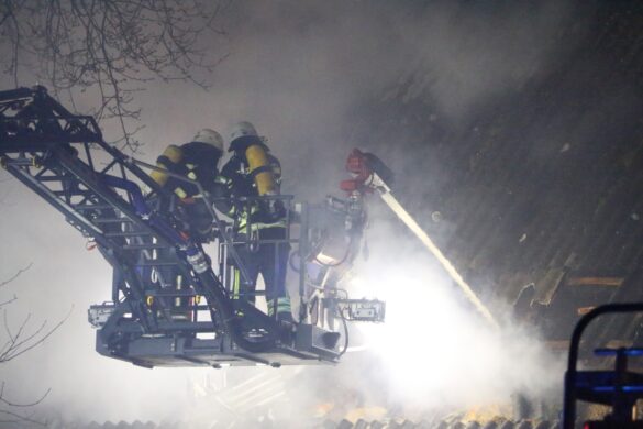 Stall mit Tieren in Flammen, Bundesstraße in Alfhausen gesperrt