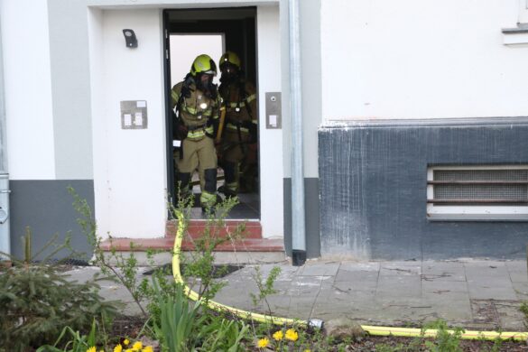 Feuerwehr rettet mehrere Menschen bei Brand in Mehrfamilienhaus im Schinkel