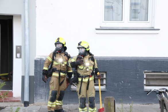 Feuerwehr rettet mehrere Menschen bei Brand in Mehrfamilienhaus im Schinkel