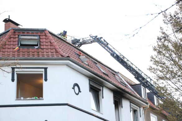 Feuerwehr rettet mehrere Menschen bei Brand in Mehrfamilienhaus im Schinkel
