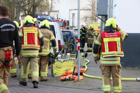 Feuerwehr rettet mehrere Menschen bei Brand in Mehrfamilienhaus im Schinkel