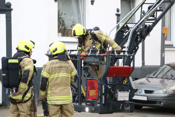 Feuerwehr rettet mehrere Menschen bei Brand in Mehrfamilienhaus im Schinkel