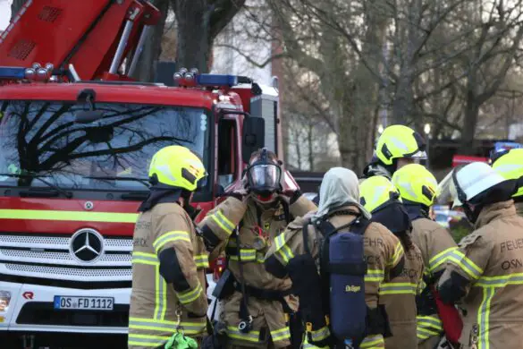 Feuerwehr rettet mehrere Menschen bei Brand in Mehrfamilienhaus im Schinkel