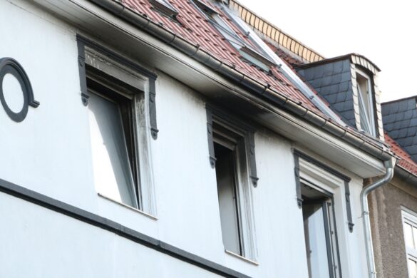 Feuerwehr rettet mehrere Menschen bei Brand in Mehrfamilienhaus im Schinkel