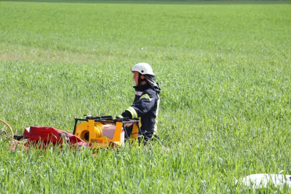 PKW kracht ungebremst vor Baum in Bissendorf, Fahrer schwer verletzt