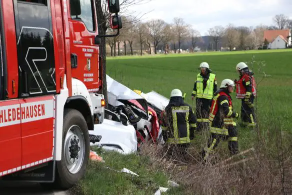 PKW kracht ungebremst vor Baum in Bissendorf, Fahrer schwer verletzt