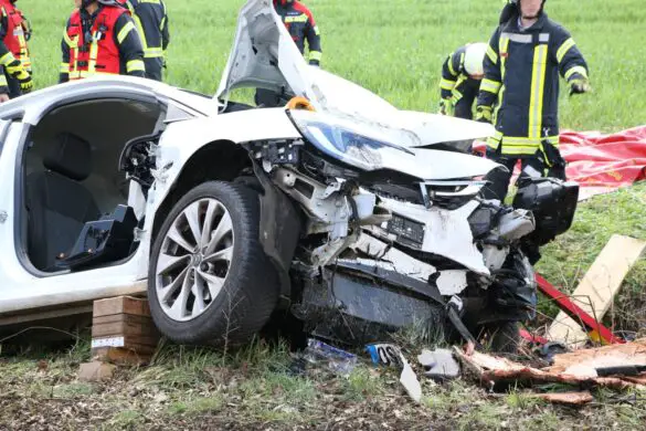 PKW kracht ungebremst vor Baum in Bissendorf, Fahrer schwer verletzt
