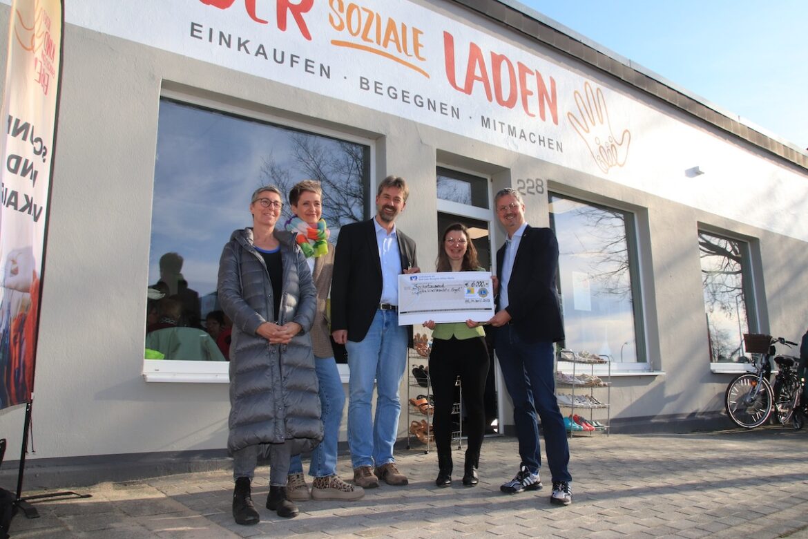 Einen symbolischen Schenk über 6.000 Euro überreichten gab es vom Lions Club Osnabrücker Friedensreiter. / Foto: Kirchenkreis Osnabrück/ Maren Bergmann