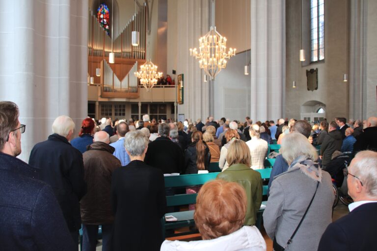 Mit vielen Gästen feierte die Kirchengemeinde St. Katharinen die Einweihung der Friedensorgel. / Foto: Kirchenkreis Osnabrück, Maren Bergmann