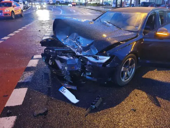 Autos stoßen an Kreuzung auf Hannoverscher Straße zusammen