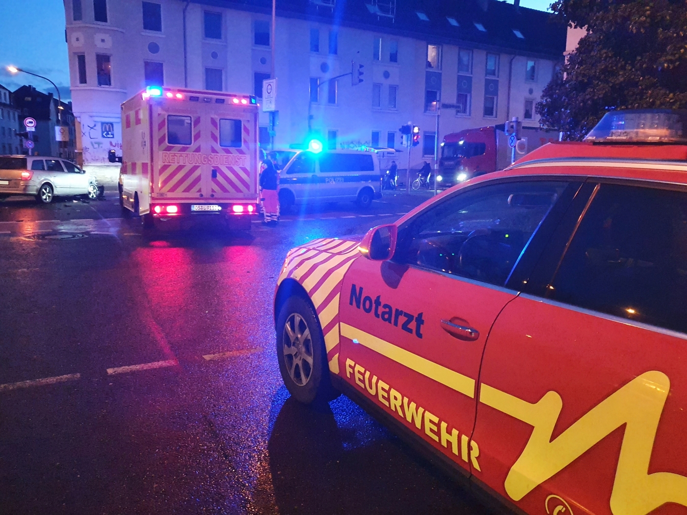 Autos stoßen an Kreuzung auf Hannoverscher Straße zusammen