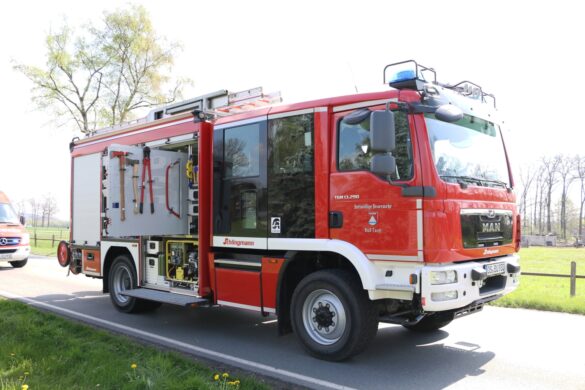Wohnwagen und PKW kollidieren in Bad Laer, Auto kippt um