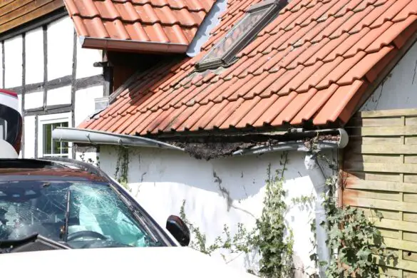 Wohnwagen und PKW kollidieren in Bad Laer, Auto kippt um