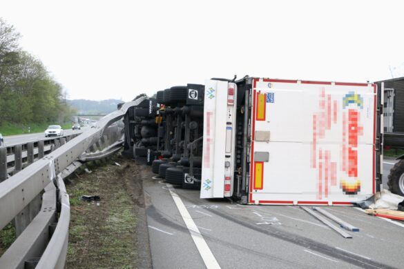 LKW blockiert Autobahn – Bergung auf der A1 bis zum Nachmittag