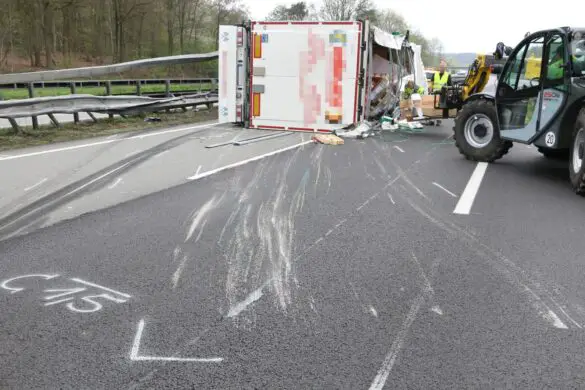 LKW blockiert Autobahn – Bergung auf der A1 bis zum Nachmittag