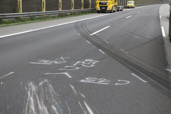 LKW blockiert Autobahn – Bergung auf der A1 bis zum Nachmittag