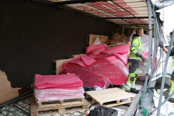 LKW blockiert Autobahn – Bergung auf der A1 bis zum Nachmittag