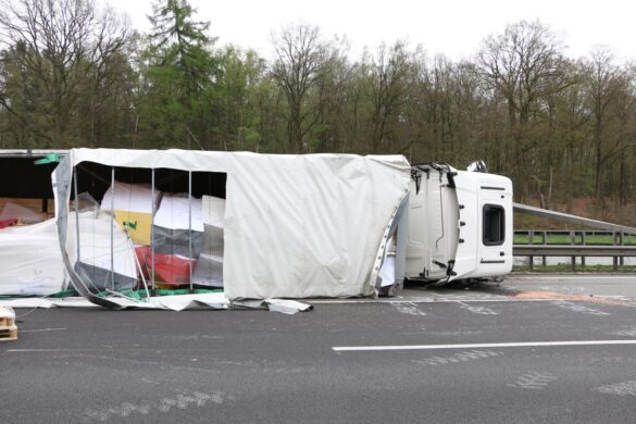 LKW blockiert Autobahn – Bergung auf der A1 bis zum Nachmittag