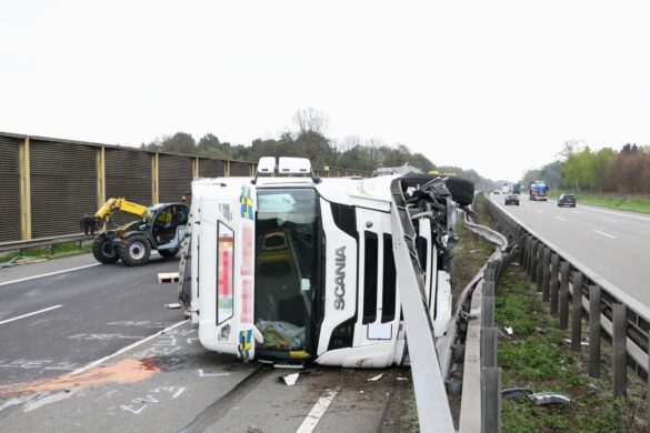 LKW blockiert Autobahn – Bergung auf der A1 bis zum Nachmittag