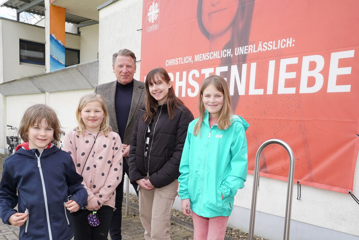 (von links) Jannis (7), Marieke (9), Norah (14) und Lotta (11) haben zusammen mit ihrer Freundin Anna zur Musik von Silbermond getanzt und damit Spenden für notleidende Kinder gesammelt. Insgesamt 75 Euro konnten sie Ludger Abeln von der Caritas-Gemeinschaftsstiftung Osnabrück überreichen. / Foto: Caritas / Roland Knillmann