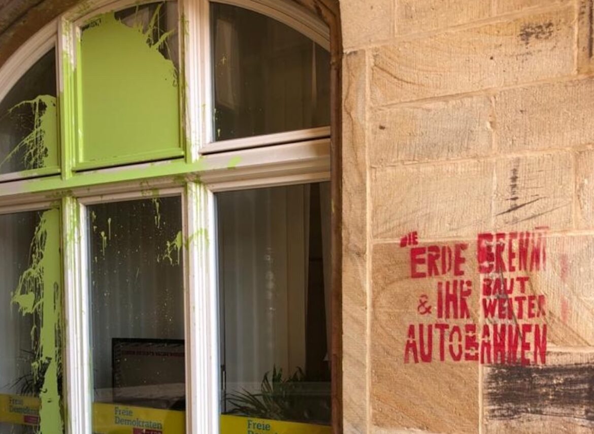 Das FDP-Büro wird bereits gesäubert. / Foto: FDP