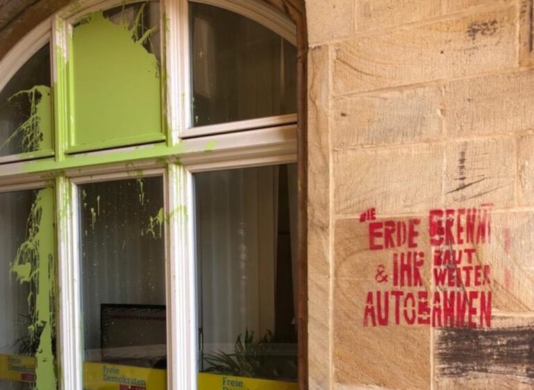 Das FDP-Büro wird bereits gesäubert. / Foto: FDP