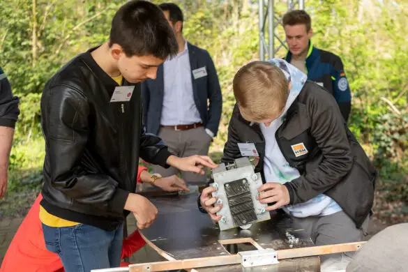 Gemeinsam wird an den Seifenkisten gewerkelt. / Foto: Dieter Reinhard