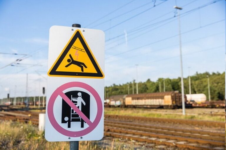 (Symbolbild) Warnschild an Bahnanlagen / Foto: Bundespolizei