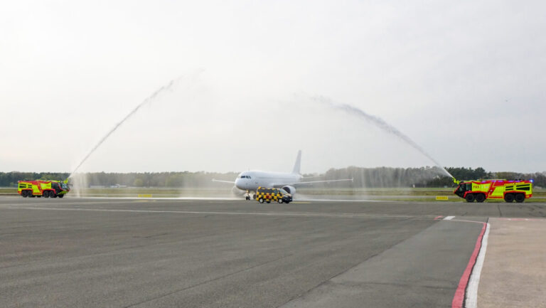 Die FMO-Flughafenfeuerwehr begrüßt das Flugzeug nach der Landung mit einer traditionellen Wasserfontaine. / Foto: FMO