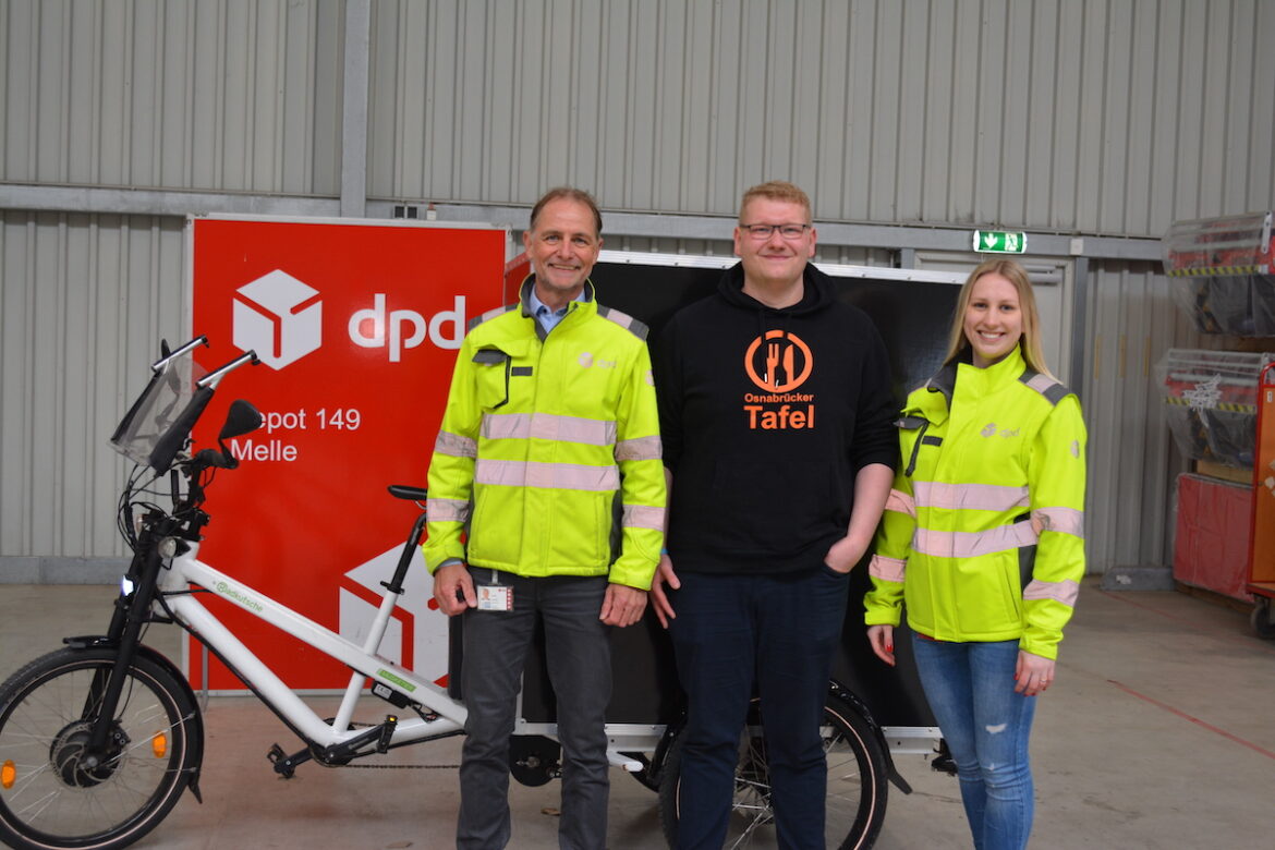 (von links) Niederlassungsleiter Volker Scholz mit Dennis Schallenberg und dpd-Mitarbeiterin Laura Beckmann bei der Radübergabe. / Foto: Tafel Osnabrück